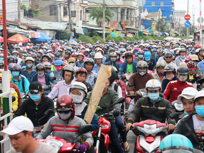 Dòng phương tiện dồn dập đổ về đường cao tốc, giao thông kẹt cứng nhiều giờ