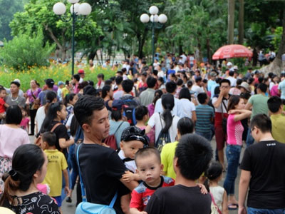 Hà Nội: Hàng ngàn người xếp hàng vào lăng viếng Bác, các điểm vui chơi chật kín người ngày 2/9