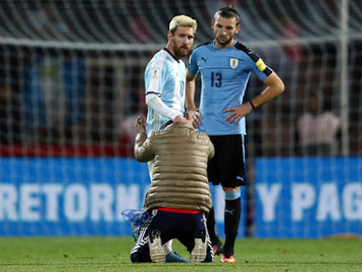Messi lại bị fan "cuồng" vái lạy giữa sân