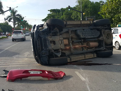 Xe Fortuner đâm ôtô 4 chỗ bay lên dải phân cách