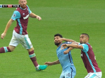 Cựu trọng tài Premier League gây SỐC với phát biểu liên quan tới vụ Aguero bị treo giò