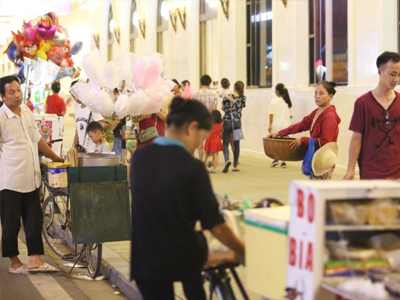 Hàng rong tung hoành trên phố đi bộ