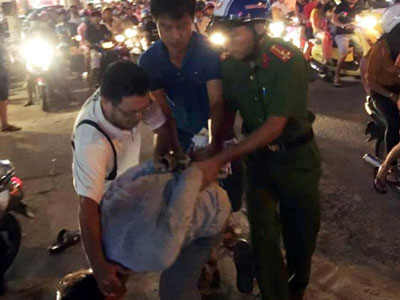 Người dân vây bắt thanh niên chặn ôtô để bẻ gương