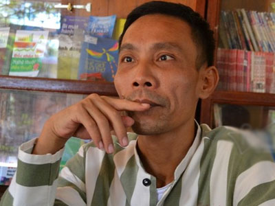 Thầy giáo mang án chung thân quỳ lạy mẹ trước trại giam