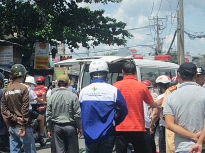 TP.HCM: Cô gái gào khóc bên thi thể người yêu bị xe rác cán chết