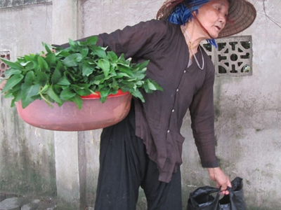 Đắng cay người mẹ nghèo mang mớ rau miếng thịt lên thành phố, bị con gái xua đuổi