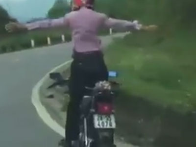 Hãi hùng "soái ca" buông tay đứng trên xe máy đổ dốc, ôm cua