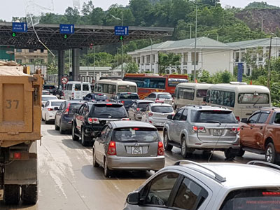 Lạ: Người dân ùn ùn trở lại Hà Nội, đường không tắc