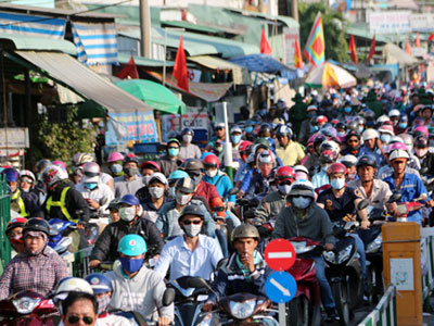 Người dân 2 miền lỉnh kỉnh đồ đạc, ùn ùn trở về thành phố sau kỳ nghỉ lễ