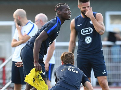Paul Pogba quậy tưng bừng trên sân tập