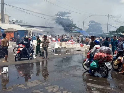 TP. HCM: Cháy lớn tại chợ đầu mối nông sản Thủ Đức, tiểu thương ôm đồ tháo chạy