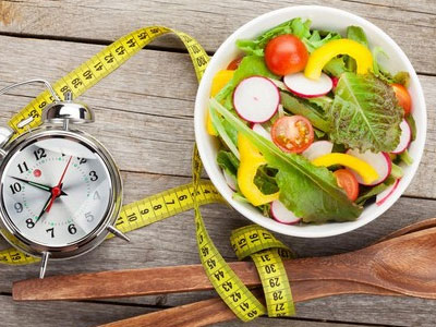 Vì sao không nên ăn tối sau 7h