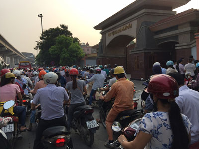 Hà Nội: Nghẽn đường tại một số điểm nóng trong ngày khai trường