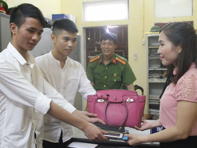Hai học sinh "hoãn" khai giảng, đi tìm người đánh rơi túi xách