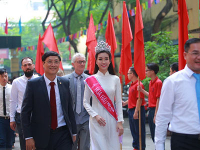 Hoa hậu Mỹ Linh xuất hiện rạng rỡ tham dự lễ khai giảng tại trường Việt Đức