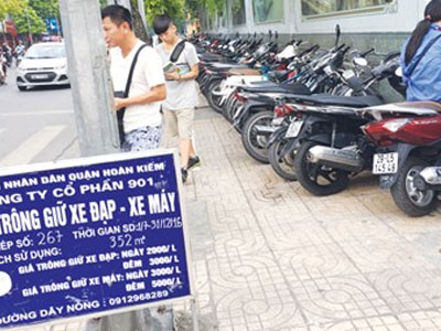 Phố đi bộ quanh hồ Hoàn Kiếm: Đường ngập rác, khách bị chặt chém