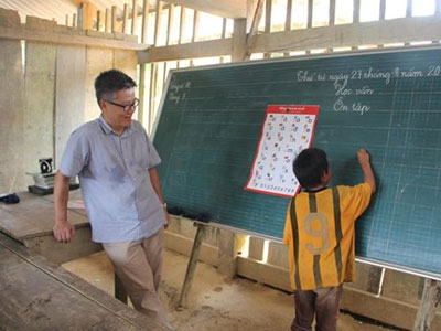 2 năm trước GS Ngô Bảo Châu dạy học trên nền đất, 2 năm sau nơi ấy đã là lớp học khang trang