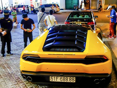 Cường Đô La lái siêu xe Huracan trên đường Sài Gòn