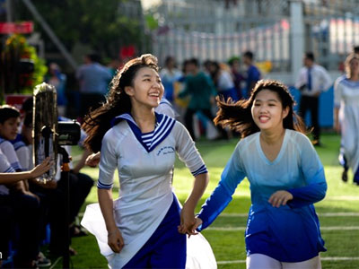 Học sinh mặc trang phục hải quân rạng rỡ đón năm học mới