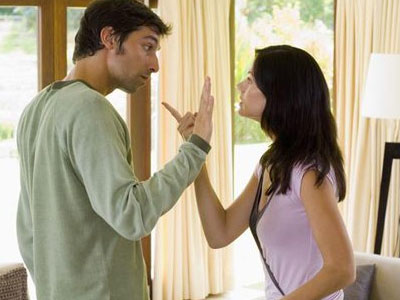 "Vợ đòi giữ tiền, tôi tát sưng mặt"