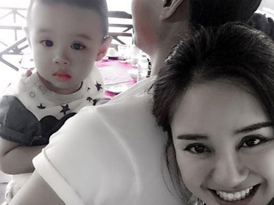 Vy Oanh tình cảm tựa vai chồng