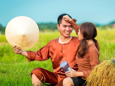 Ảnh cưới bên đồng lúa chín của đôi trẻ yêu nhau 8 năm