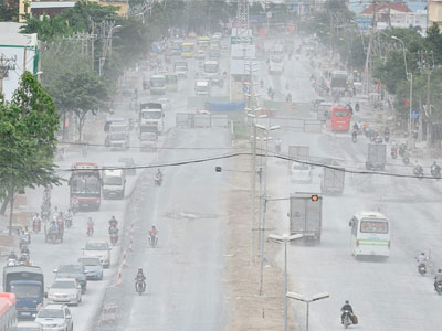 Bão bụi mịt mù trên con đường "nhà biến thành hầm" ở Sài Gòn