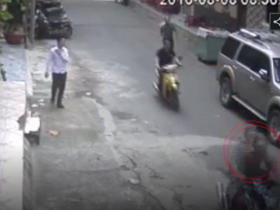 Clip: Tên cướp đảo hai vòng, rình giật chiếc ba lô ở vỉa hè