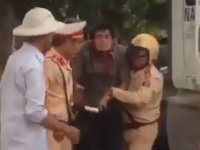 Cô gái phun nước bọt, cắn CSGT ở Sài Gòn