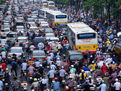 Giao thông Hà Nội kinh khủng: Chen lấn, chửi thề