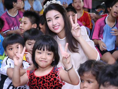 Hoa hậu Mỹ Linh và Á hậu Thùy Dung vui trung thu cùng trẻ mồ côi