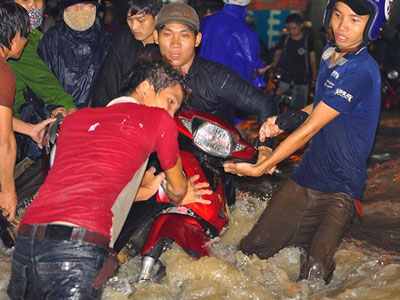 Mưa ngập cuốn trôi xe máy ở Đồng Nai