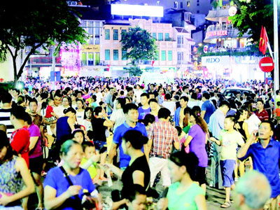 Thí điểm phố đi bộ ở Hà Nội: Tiểu thương than khó, Quận hứa hỗ trợ
