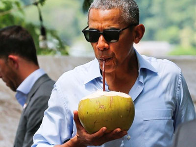 Tổng thống Obama dạo phố, uống nước dừa ở Lào