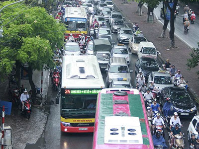 Vì sao ô tô dàn hàng ngang 5-6 trên đường Hà Nội?