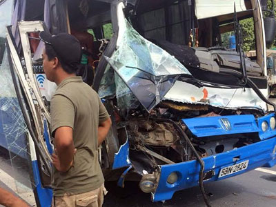 “Anh hùng xe tải” nhận “mưa” bằng khen, tiền thưởng