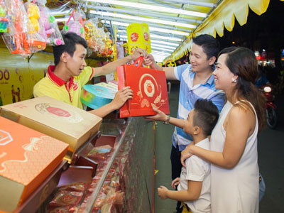 Cận rằm, bánh trung thu hút khách