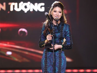 Giành giải tại VTV Awards 2016, BTV Ngọc Trinh bất ngờ tỏ tình với “bạn đời”