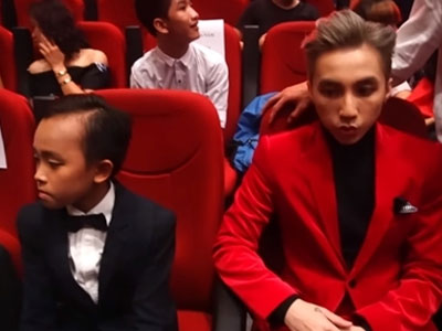 Hồ Văn Cường ngó lơ Sơn Tùng M-TP khi ngồi cạnh nhau ở VTV Awards