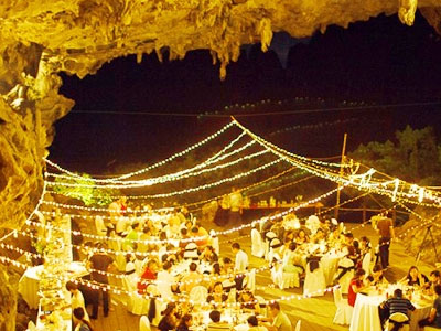 Quảng Ninh yêu cầu chấm dứt bày tiệc trong hang động Hạ Long