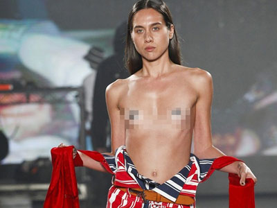 Người mẫu để ngực trần trên sàn diễn New York Fashion Week