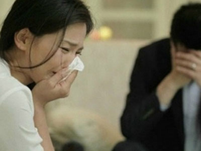 Sự im lặng đáng sợ của chồng hèn khi vợ bị bố chồng chửi rủa