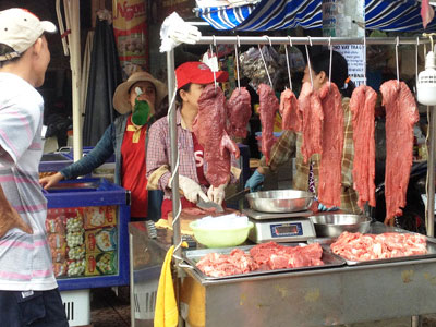 Thịt bò giá rẻ bán đầy chợ và cửa hàng online