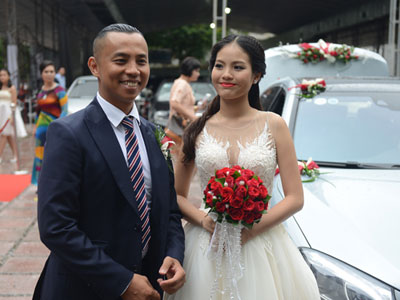 Chí Anh đi xe hơn 7 tỷ đồng tới tiệc cưới