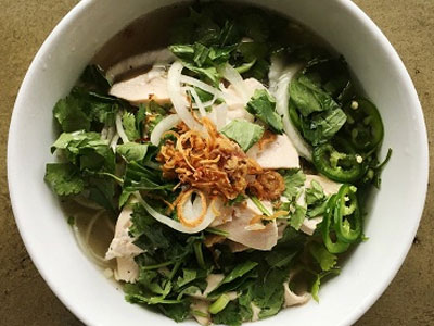 Dư luận dậy sóng khi đầu bếp Tây "dạy" người Việt ăn phở
