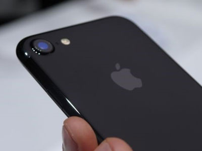 "Làm ra nhiều tiền, tội gì không mua iPhone 7"