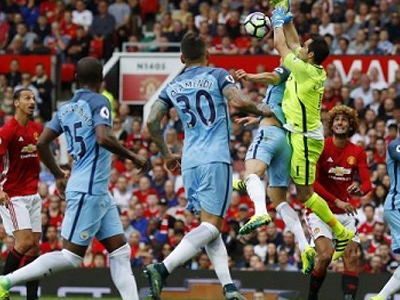 Pep Guardiola BẤT NGỜ khen ngợi Bravo sau trận derby Manchester