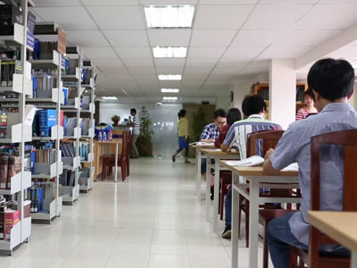 Tân sinh viên phải trả phí...đón tiếp nhập học