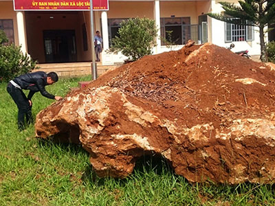Tảng đá lạ 20 tấn bị tạm giữ ở Lâm Đồng