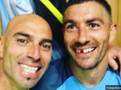 Gãy răng cửa, sao Man City vẫn cười tươi
